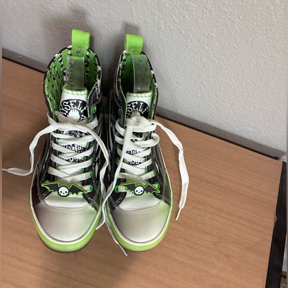 Beetlejuice Women's High Top Sneakers Size 6 - Picture 2 of 11